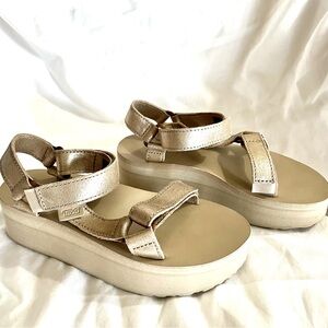 TEVA Metallic Champagne/Gold Women's Flatform Universal
Leather Sandal 
Size 6